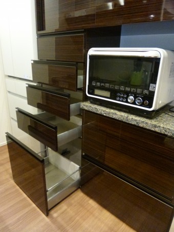 キッチンに合わせてオーダーで背面収納を造作